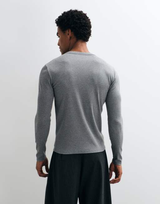 ASOS DESIGN muscle fit långärmad henley-t-shirt i mörkgråmelerad ribb, 5 av 10