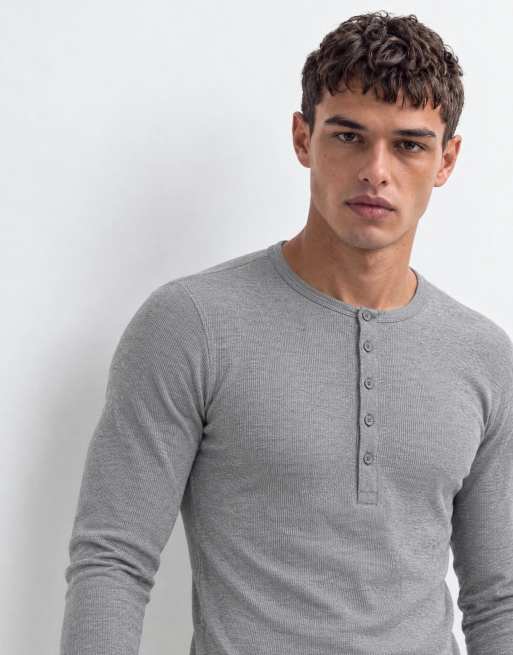 ASOS DESIGN muscle fit långärmad henley-t-shirt i mörkgråmelerad ribb, 8 av 10