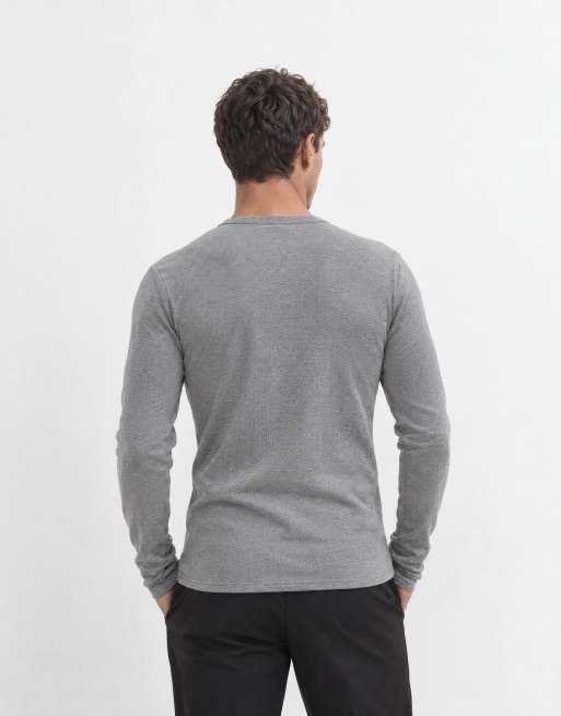 ASOS DESIGN muscle fit långärmad henley-t-shirt i mörkgråmelerad ribb, 9 av 10