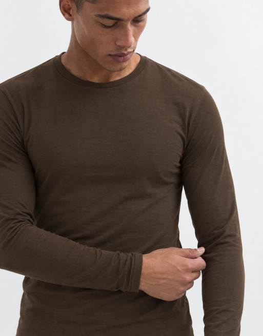 ASOS DESIGN muscle fit långärmad t-shirt i brunt, 6 av 8