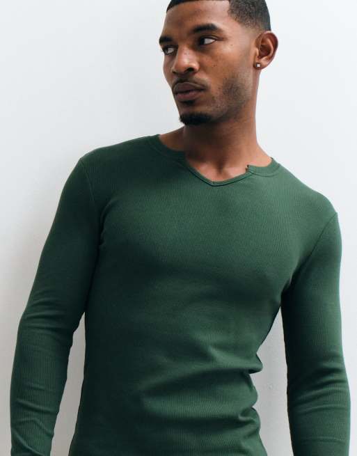 ASOS DESIGN muscle fit långärmad t-shirt med notch-ringning i mörkgrön ribb, 2 av 5