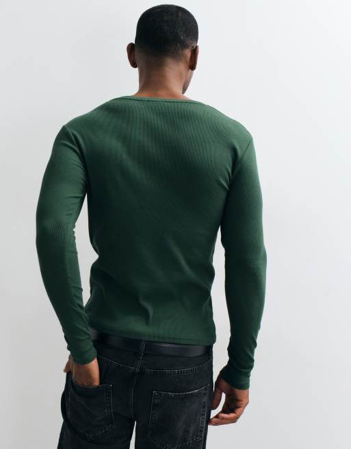 ASOS DESIGN muscle fit långärmad t-shirt med notch-ringning i mörkgrön ribb, 4 av 5