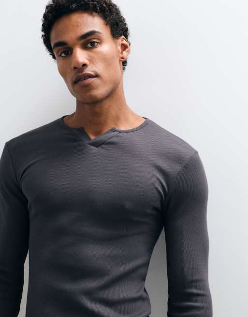 ASOS DESIGN muscle fit långärmad t-shirt med skårad halsringning i kolgrå ribb, 2 av 9