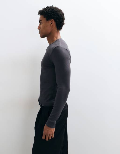 ASOS DESIGN muscle fit långärmad t-shirt med skårad halsringning i kolgrå ribb, 3 av 9