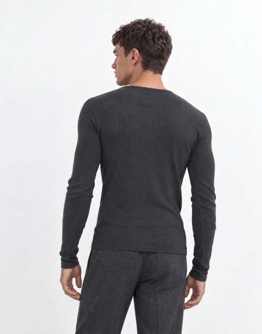 ASOS DESIGN muscle fit långärmad t-shirt med skårad halsringning i kolgrå ribb, 8 av 9