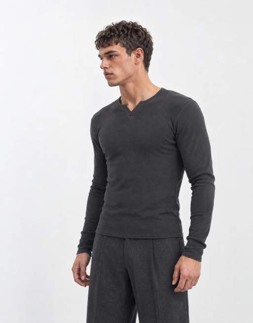 ASOS DESIGN muscle fit långärmad t-shirt med skårad halsringning i kolgrå ribb, 9 av 9