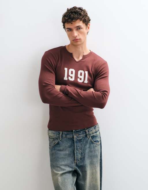 ASOS DESIGN muscle fit langærmet top med hakudskæring og 1991 varsity-print i brun, 5 af 5