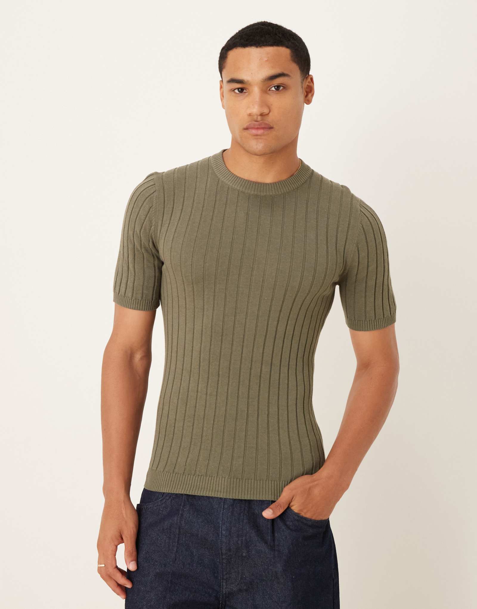 Легкая трикотажная футболка ASOS DESIGN muscle fit зеленого цвета хаки