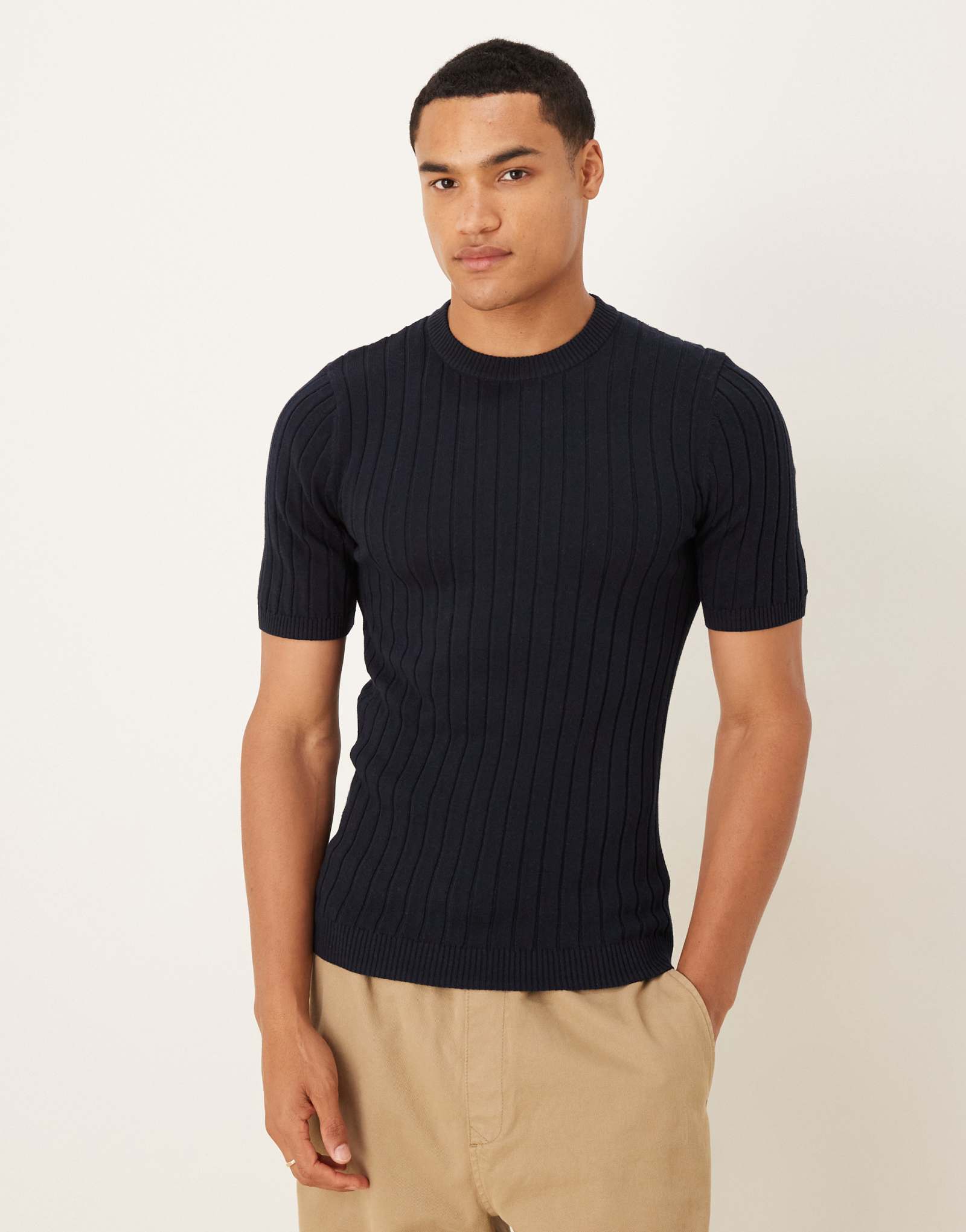 Легкая трикотажная футболка ASOS DESIGN muscle fit темно-синего цвета в рубчик
