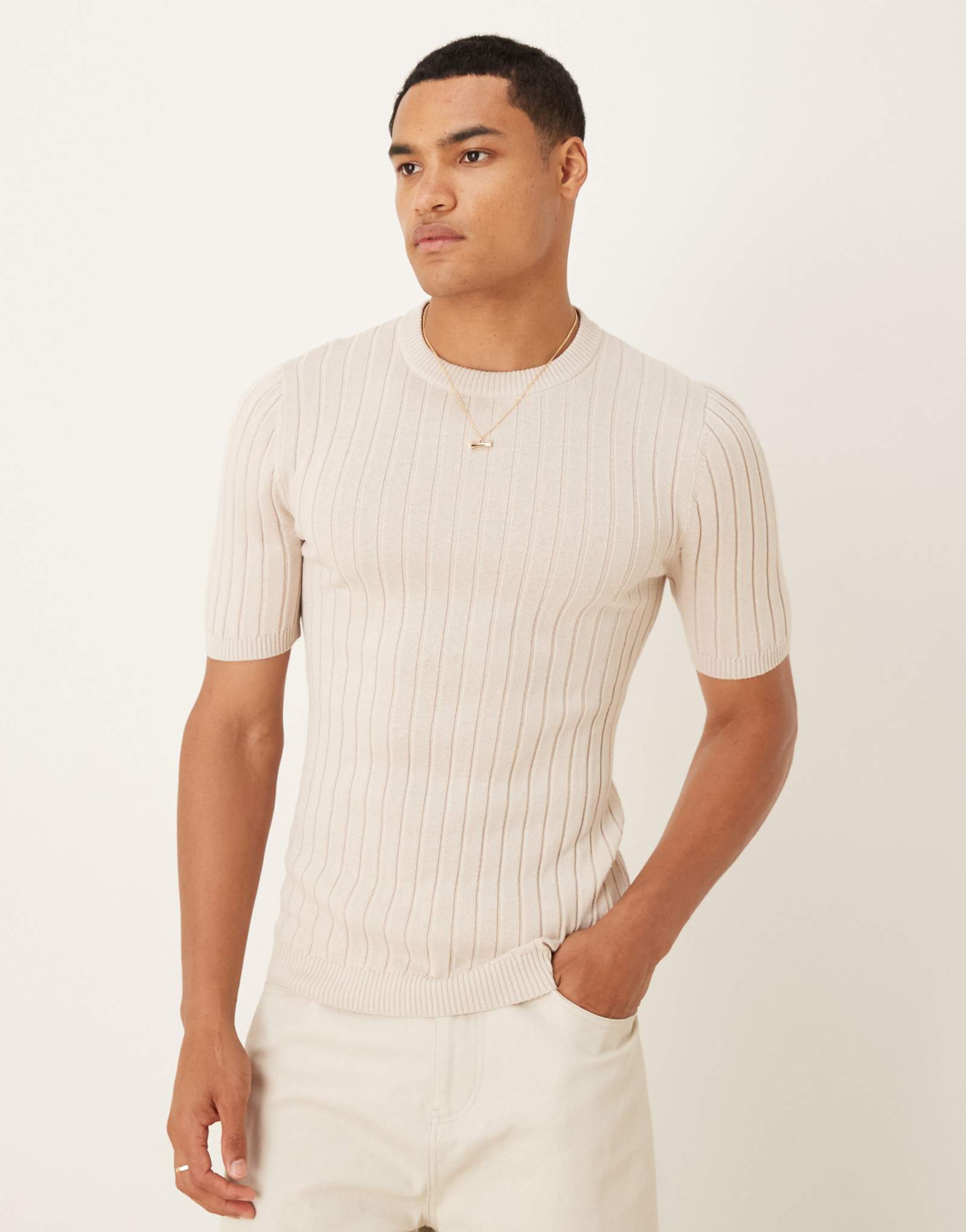 Легкая трикотажная футболка ASOS DESIGN muscle fit из ребристого трикотажа цвета камня