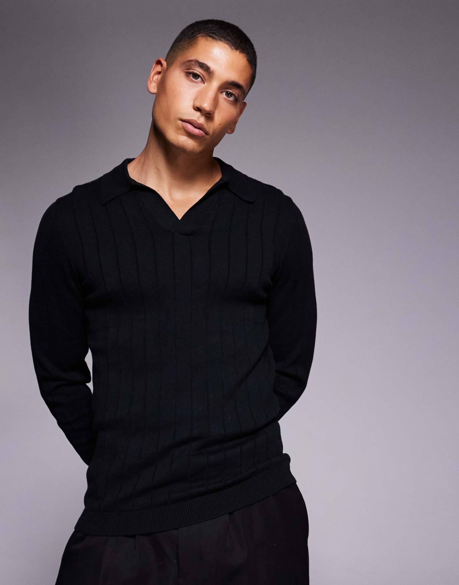 Футболка-поло ASOS DESIGN muscle fit с длинным рукавом из трикотажа в рубчик и вырезом горловины черного цвета