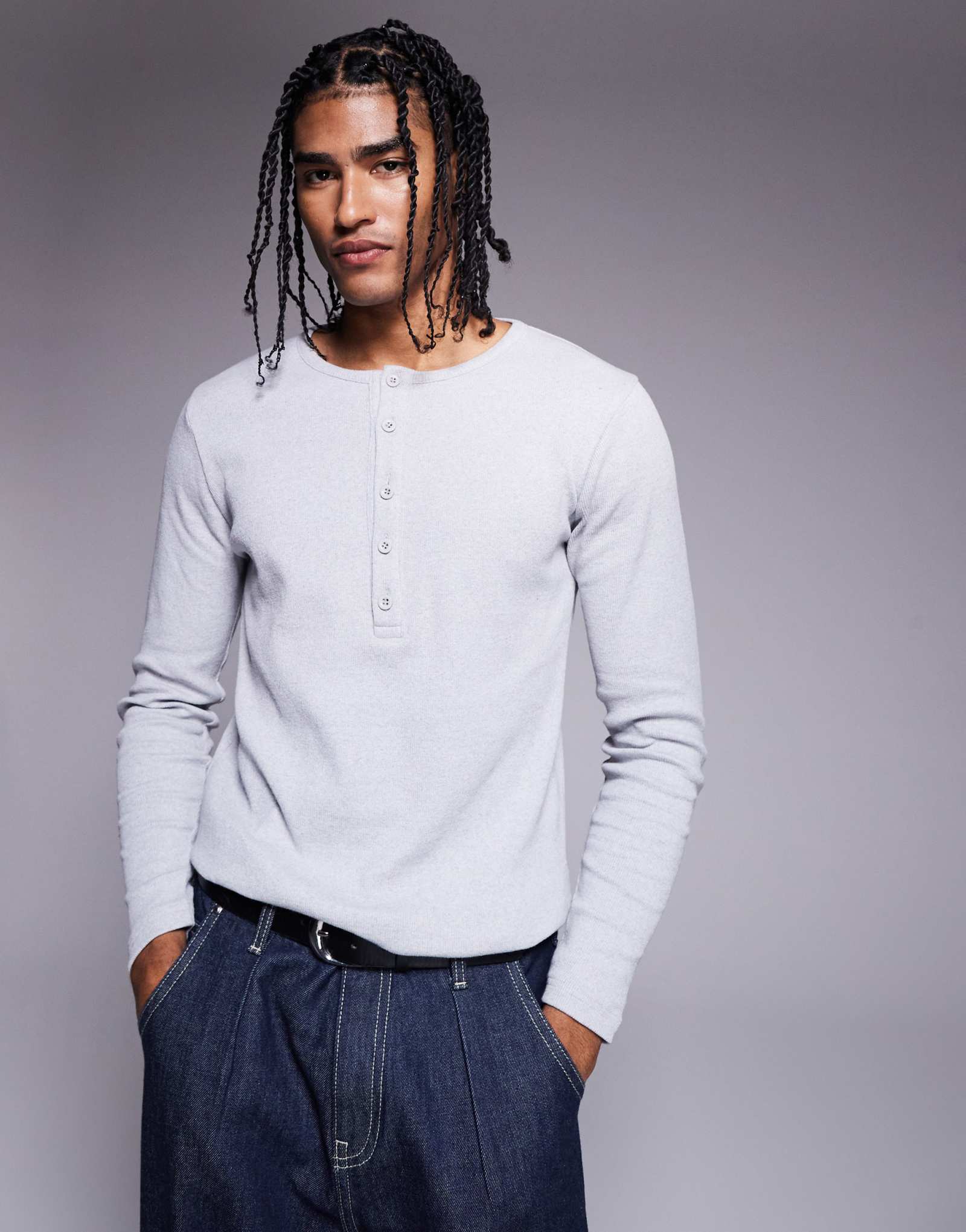 Футболка в рубчик с длинным рукавом и вырезом henley от ASOS DESIGN muscle fit вересково-серого цвета