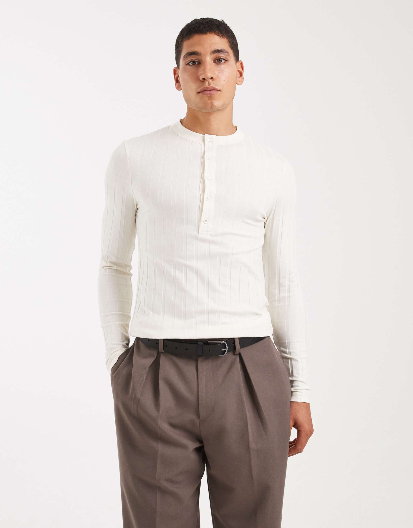 Футболка ASOS DESIGN muscle fit с длинным рукавом и широким вырезом henley кремового цвета в рубчик