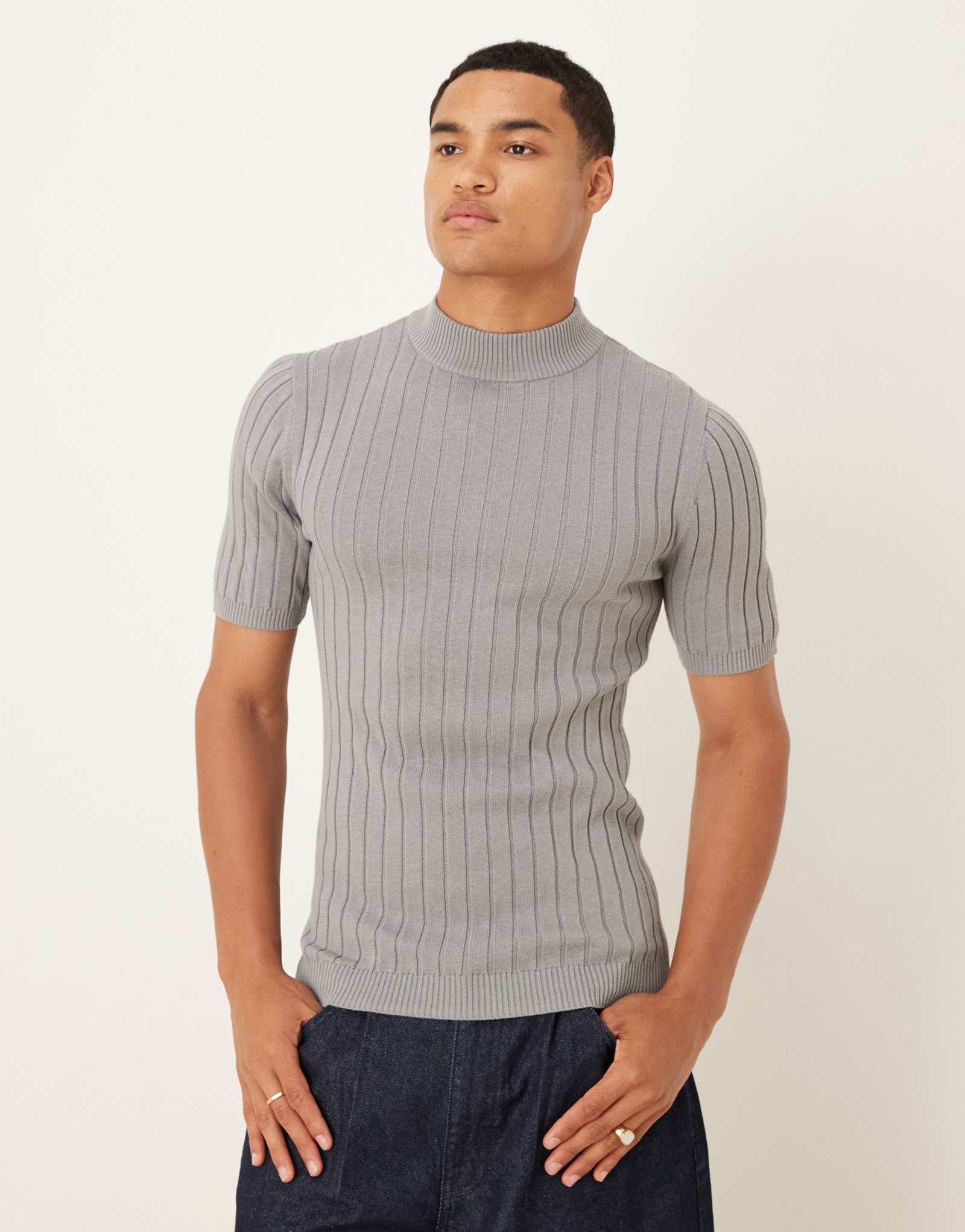 Футболка ASOS DESIGN muscle fit из трикотажа в рубчик с черепашьим вырезом серого цвета