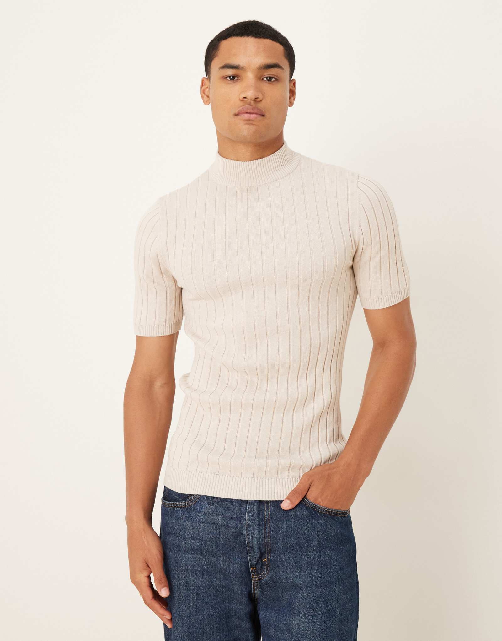 Футболка ASOS DESIGN muscle fit из трикотажа в рубчик с черепашьим вырезом в камне