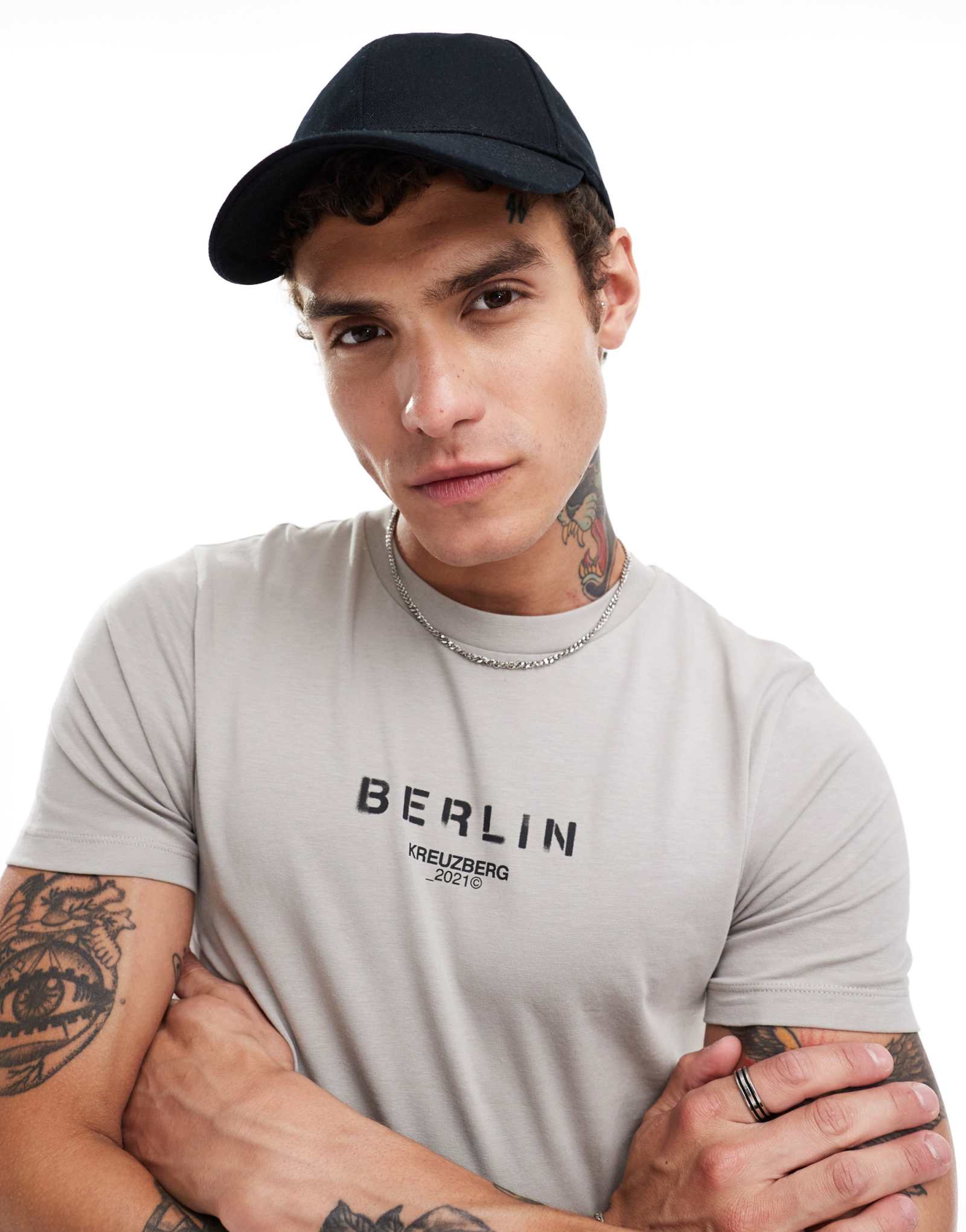 Футболка ASOS DESIGN muscle fit серого цвета с принтом спереди
