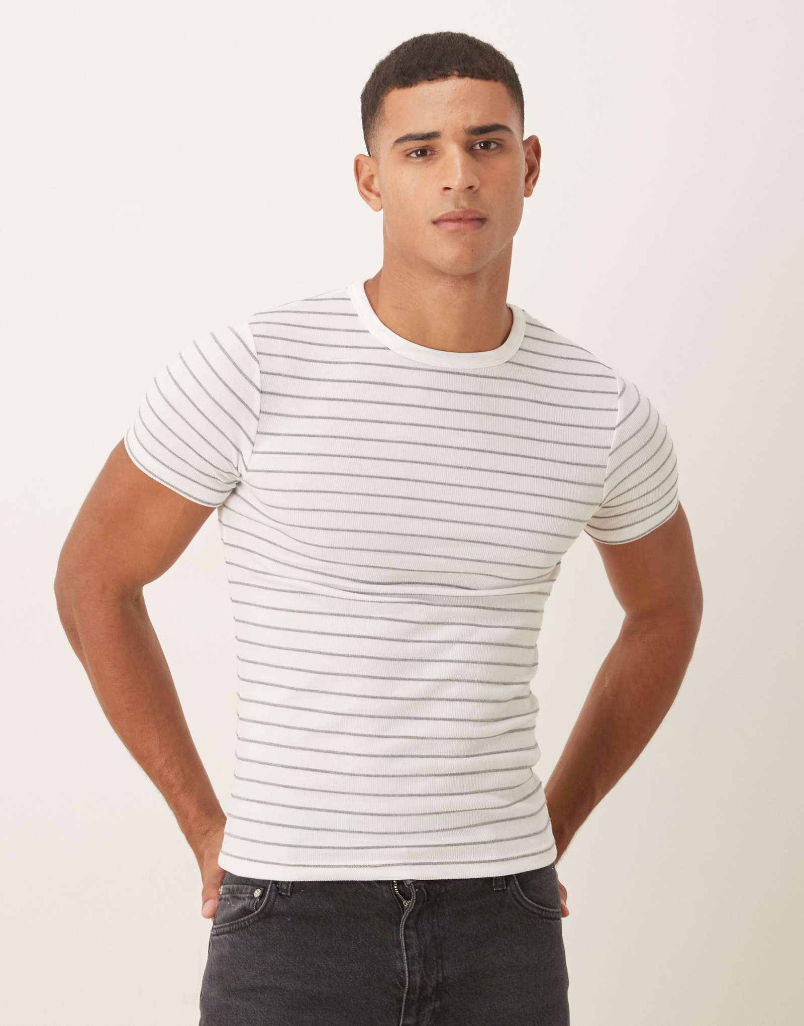ДИЗАЙНЕРСКАЯ футболка muscle fit от ASOS в белую и коричневую полоску