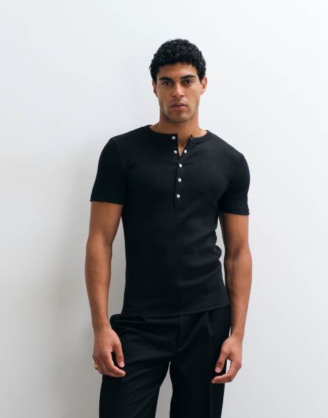ASOS DESIGN muscle fit t-shirt med henley och tryckknappar i svart ribb - view 1