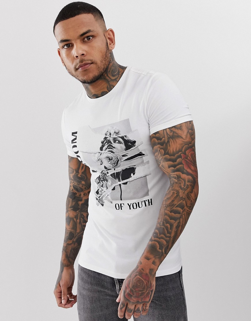 ASOS DESIGN - Muscle fit T-shirt met omgeslagen mouwen en historische print-Wit