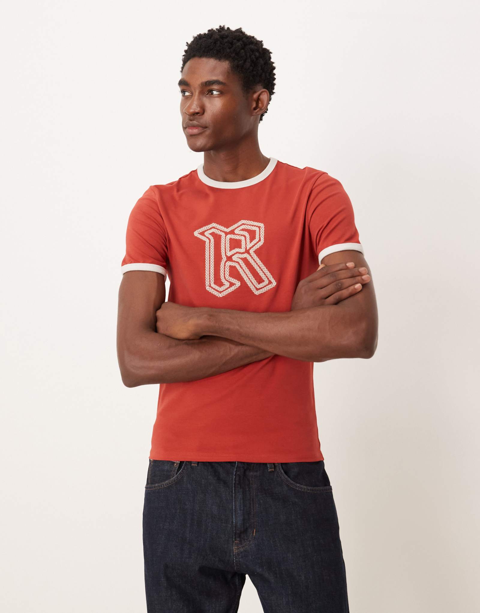 Футболка ASOS DESIGN muscle fit с рисунком в виде цепочки бордового цвета