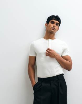 Футболка ASOS DESIGN muscle fit с вырезом henley из ткани с кремовой текстурой coconut milk