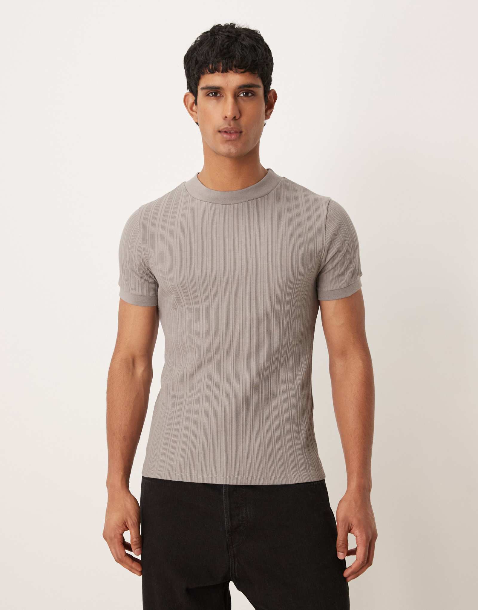 Футболка ASOS DESIGN muscle fit с высоким вырезом и текстурой камня