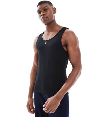 muscle fit tank in black