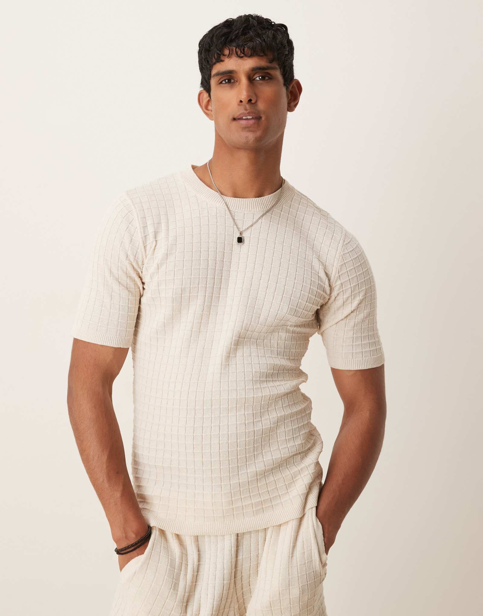 Футболка из вафельного трикотажа кремового цвета от ASOS DESIGN muscle fit - часть комплекта