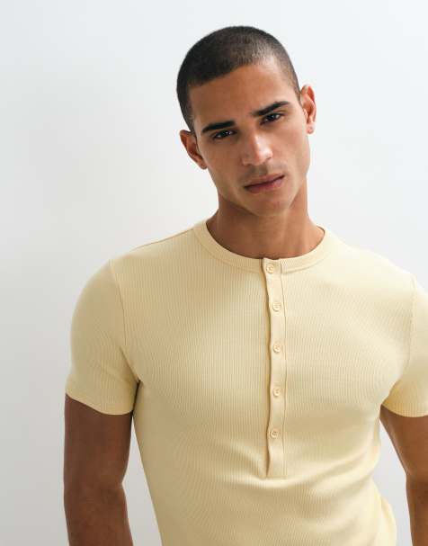 ASOS DESIGN Muskelshirt mit Henley-Ausschnitt in gelbem Rippstrick - view 1
