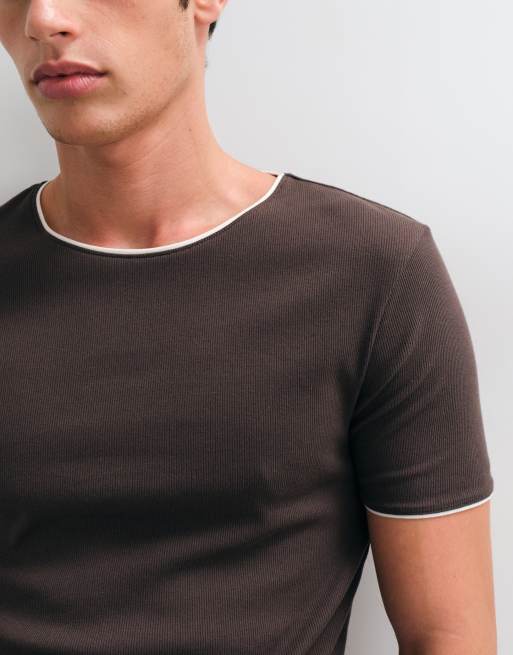 ASOS DESIGN Muskelshirt mit Kontrastdetails in braunem Rippstoff, 3 von 5