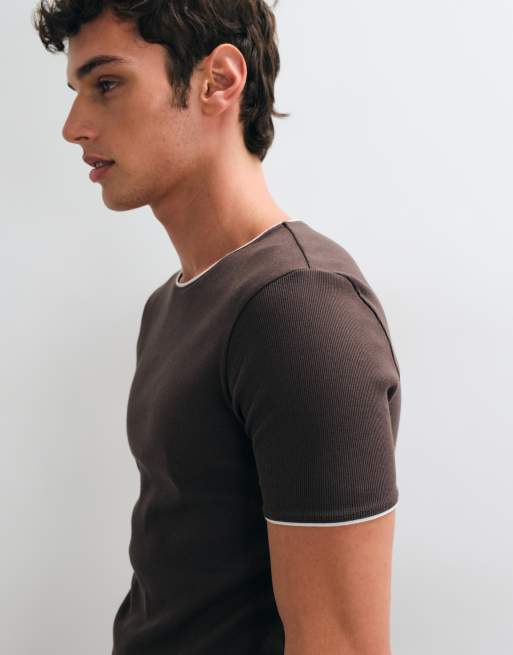 ASOS DESIGN Muskelshirt mit Kontrastdetails in braunem Rippstoff, 4 von 5