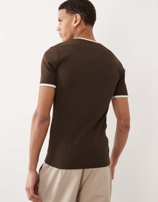 ASOS DESIGN Muskelshirt mit Kontrastpaspelierung in Dunkelbraun, gerippt, 3 von 5