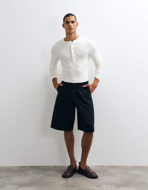 ASOS DESIGN Muskelshirt mit langen Ärmeln, Henley-Ausschnitt und gesticktem Brustemblem in cremefarbenem Rippstoff, 2 von 5