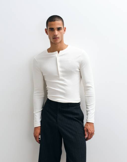 ASOS DESIGN Muskelshirt mit langen Ärmeln, Henley-Ausschnitt und gesticktem Brustemblem in cremefarbenem Rippstoff, 3 von 5