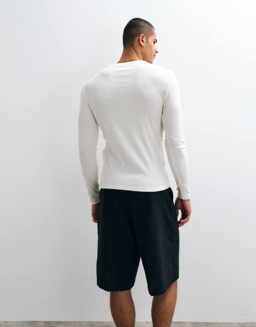 ASOS DESIGN Muskelshirt mit langen Ärmeln, Henley-Ausschnitt und gesticktem Brustemblem in cremefarbenem Rippstoff, 4 von 5