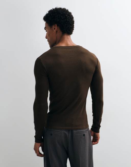 ASOS DESIGN Muskelshirt mit langen Ärmeln in braunem Rippstrick, 5 von 10
