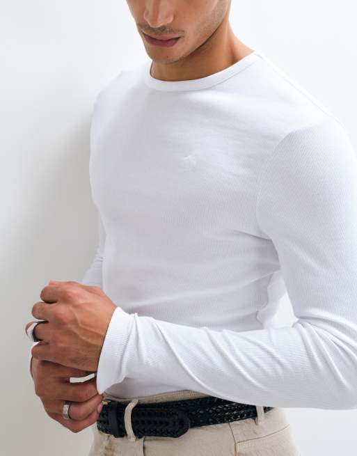 ASOS DESIGN Muskelshirt mit langen Ärmeln und besticktem Brustemblem in weißem Rippstrick, 4 von 5