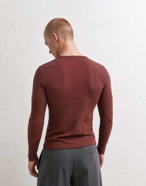 ASOS DESIGN Muskelshirt mit langen Ärmeln und gewebter Henley-Leiste in Rostrot, gerippt, 10 von 10