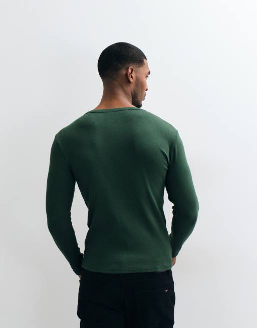 ASOS DESIGN Muskelshirt mit langen Ärmeln und Henley-Ausschnitt in Dunkelgrün aus Rippstrick, 5 von 5