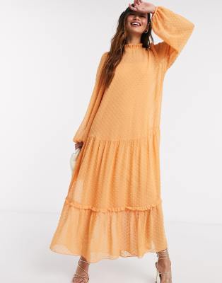 ASOS DESIGN – Musztardowa sukienka maxi z wysokim kołnierzem i wzorem w groszki