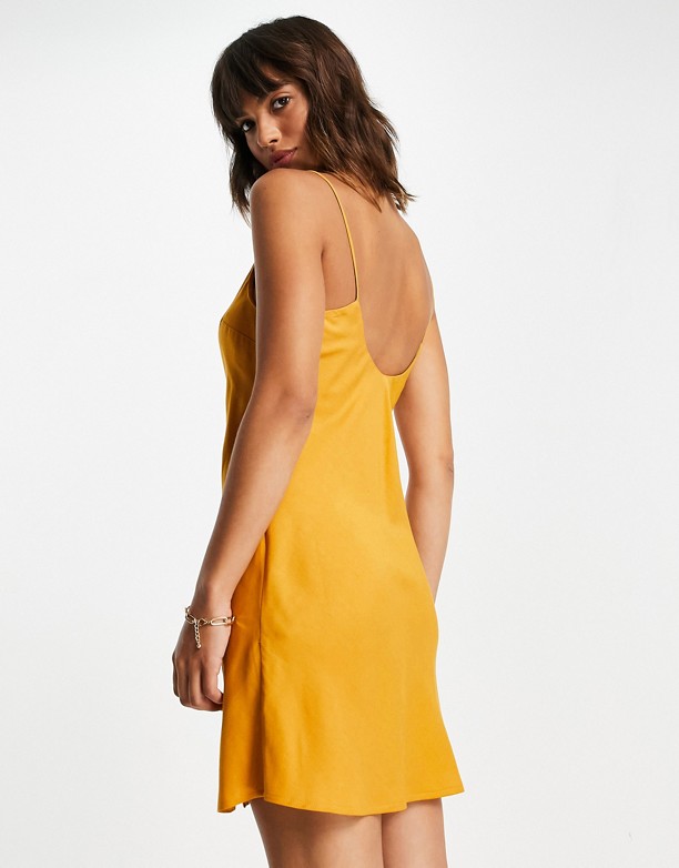  Projektant ASOS DESIGN – Musztardowa sukienka mini na ramiączkach Mustard