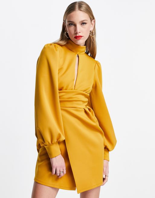 ASOS DESIGN – Musztardowa sukienka mini w stylu lat 70. z kopertową talią i głębokim dekoltem