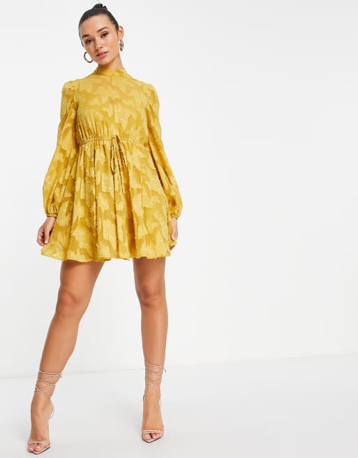 ASOS DESIGN – Musztardowa sukienka mini z zabudowanym dekoltem we wzór  devoré | ASOS