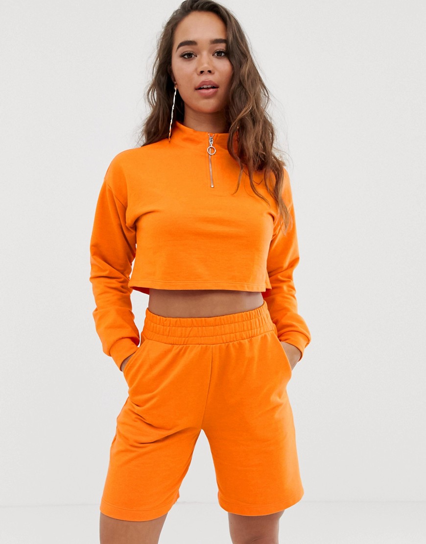ASOS DESIGN – Mysset i neon med sweatshirt med dragkedja och shorts-Orange