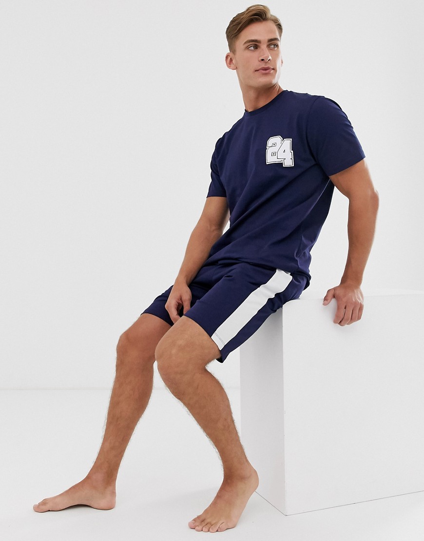 ASOS DESIGN – Mysset med pyjamasshorts med logga på midjebandet och t-shirt med collegenummer-Marinblå