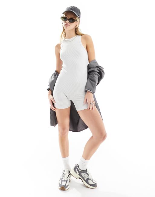 ASOS DESIGN - Naadloze geribbelde playsuit met wassing in gebroken wit