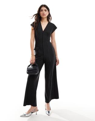 ASOS DESIGN - Nadelstreifen-Jumpsuit mit V-Ausschnitt und weitem Bein-Schwarz