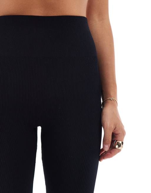 ASOS DESIGN – Nahtlose, figurformende Leggings aus Rippstoff in Schwarz mit Schlag, 4 von 5