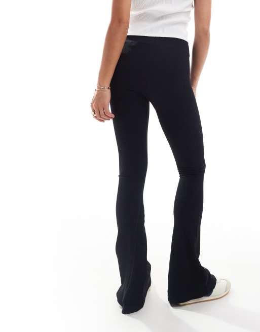 ASOS DESIGN – Nahtlose, figurformende Leggings aus Rippstoff in Schwarz mit Schlag, 5 von 5