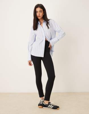 ASOS DESIGN - Nahtlose, figurformende Leggings in geripptem Schwarz